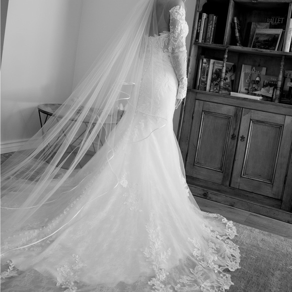 Elegant White Lace Wedding Dress - Picture 4 of 6